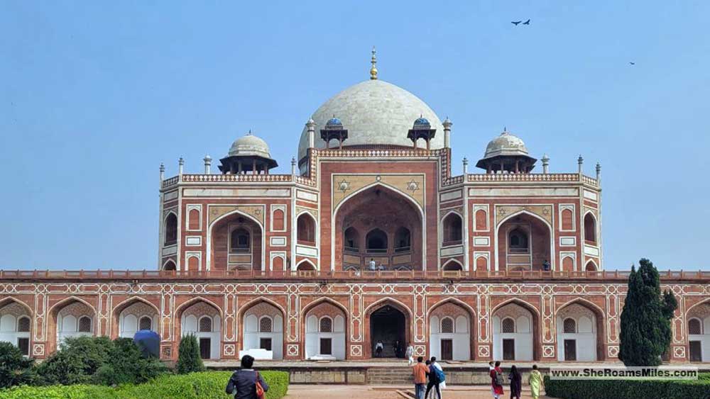 10 Epic Things To Do In New Delhi India In Just 1 Day Humayun'S Tomb With A Dome And A Group Of People Walking Around