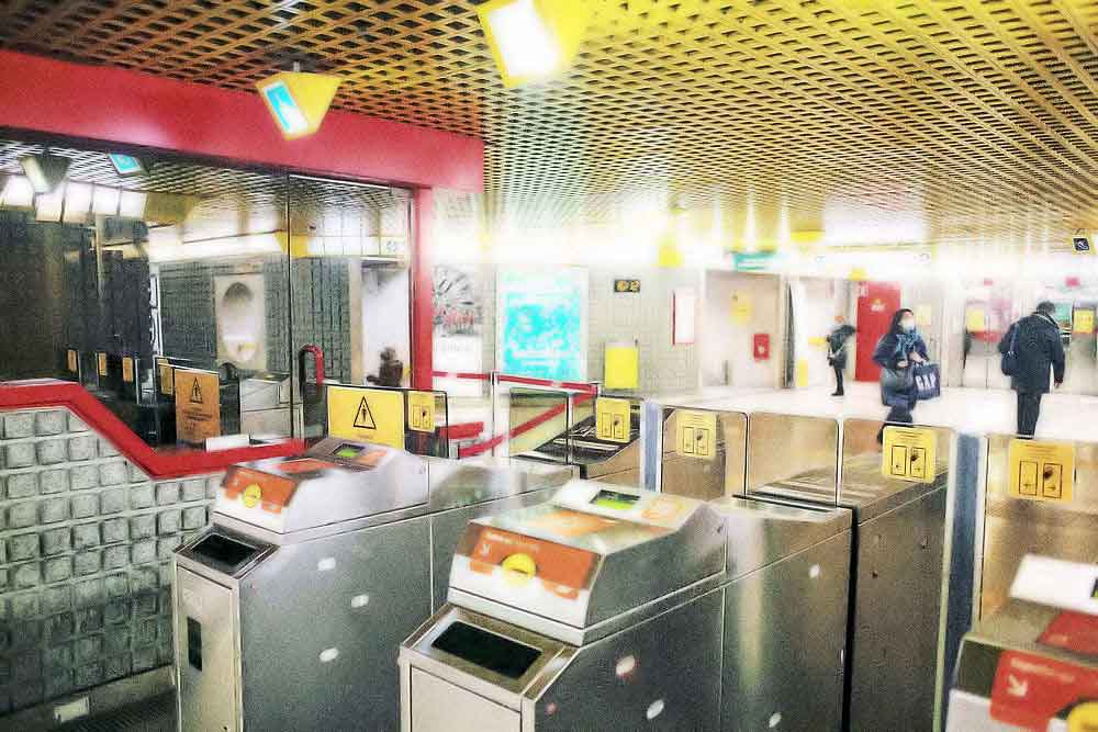 25 Essential Beijing Travel Tips For First-Time Visitors (2026) Beijing Subway Fare Gate Accepting Foreign Bank Cards
