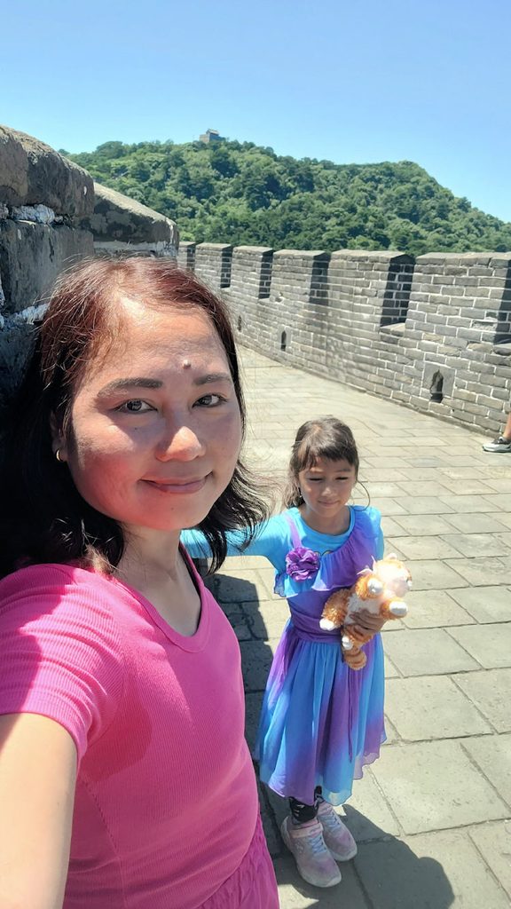 2 Day Great Wall Of China Itinerary: Jinshanling, Gubeikou &Amp; Mutianyu Mother And Daughter Leaning On The Great Wall Of China