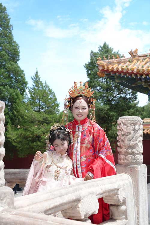 Beijing Traditional Costume Photoshoot With Kids: Cost &Amp; What To Expect Family Wearing Ming Dynasty Costumes In Beijing