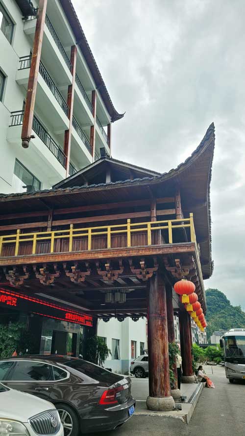 Where To Stay In Zhangjiajie: Wulingyuan Vs. The City Where To Stay In Zhangjiajie - Zhangjiajie Landscape Courtyard Hotel In Wulingyuan